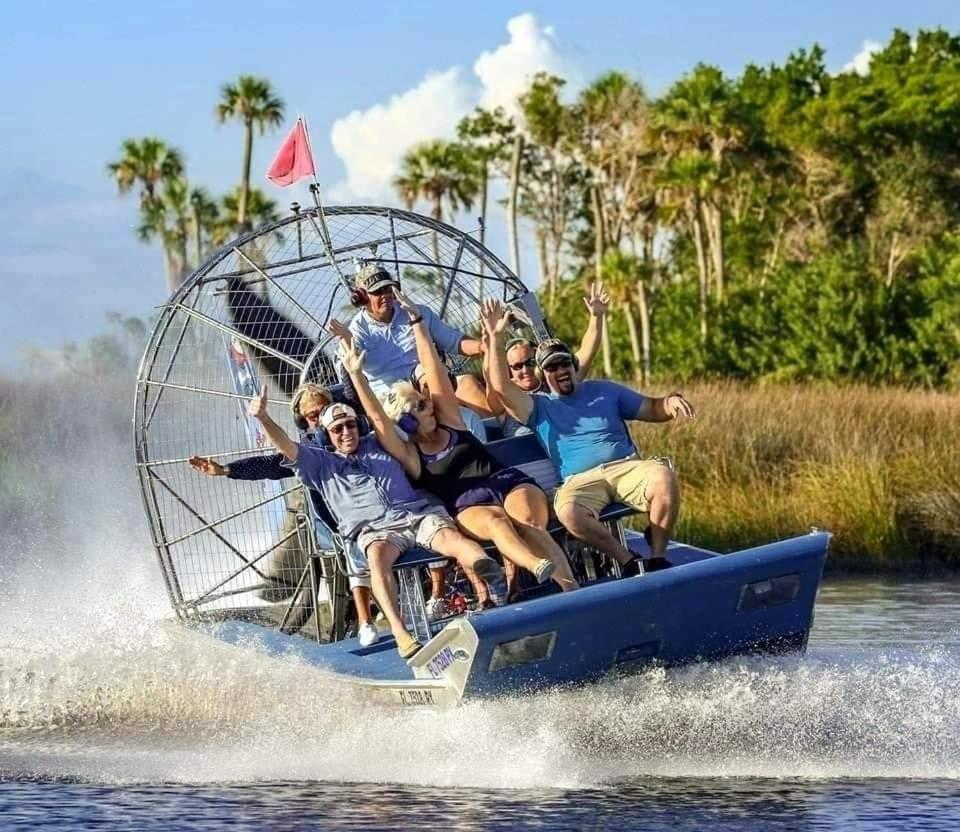 River Safaris, Stationary Class A Motorcoach, Old Homosassa Exterior foto